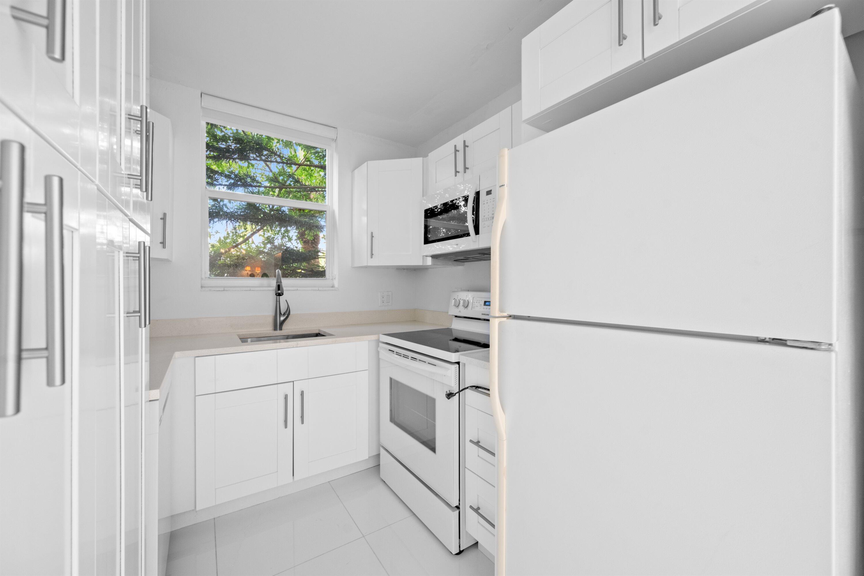 401 Peruvian Avenue, Unit 2010 Palm Beach, FL 33480 - Photo 7 of 20 Kitchen