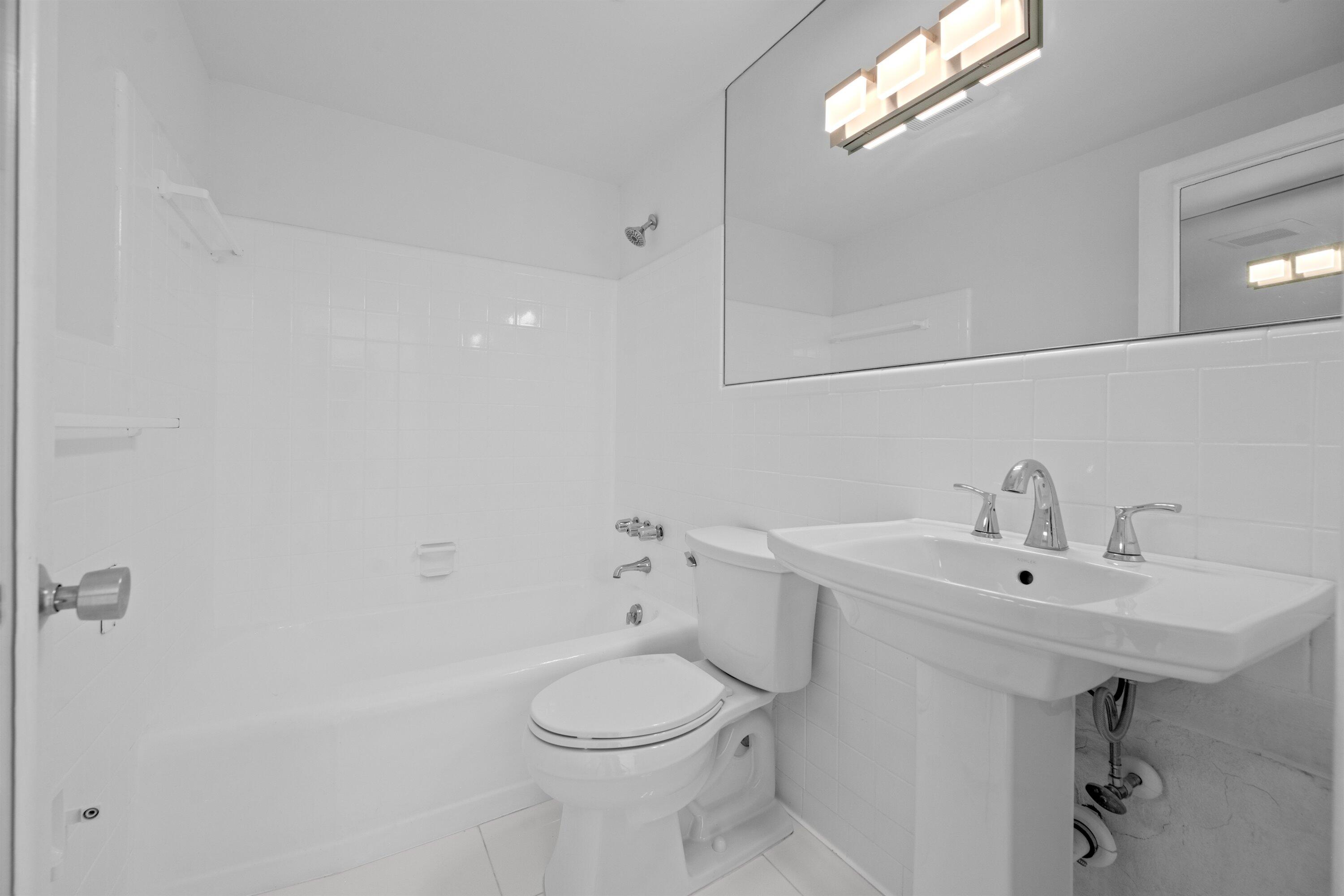 401 Peruvian Avenue, Unit 2010 Palm Beach, FL 33480 - Photo 10 of 20 Bathroom