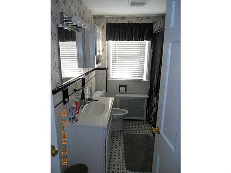 31 Broadmoor Road Cranston, RI 02910 - Photo 10 of 11 Bathroom.
