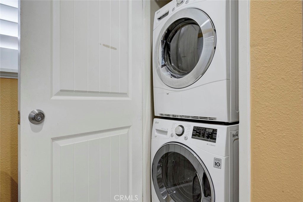 2940 North Verdugo Road, Unit 305 Glendale, CA 91208 - Photo 15 of 26 a utility room with dryer and washer