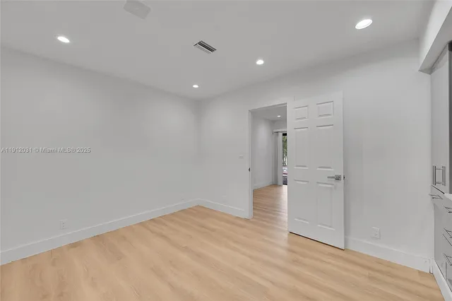 a view of empty room with ceiling fan
