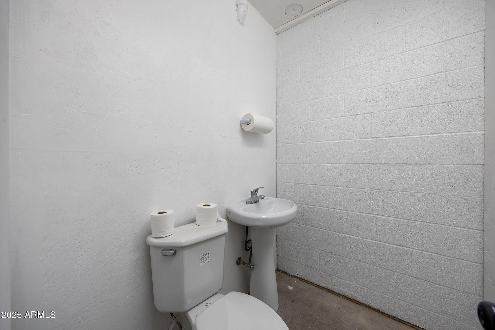30 N1068 Greer, AZ 85927 - Photo 34 of 50 a bathroom with a sink a toilet and a mirror