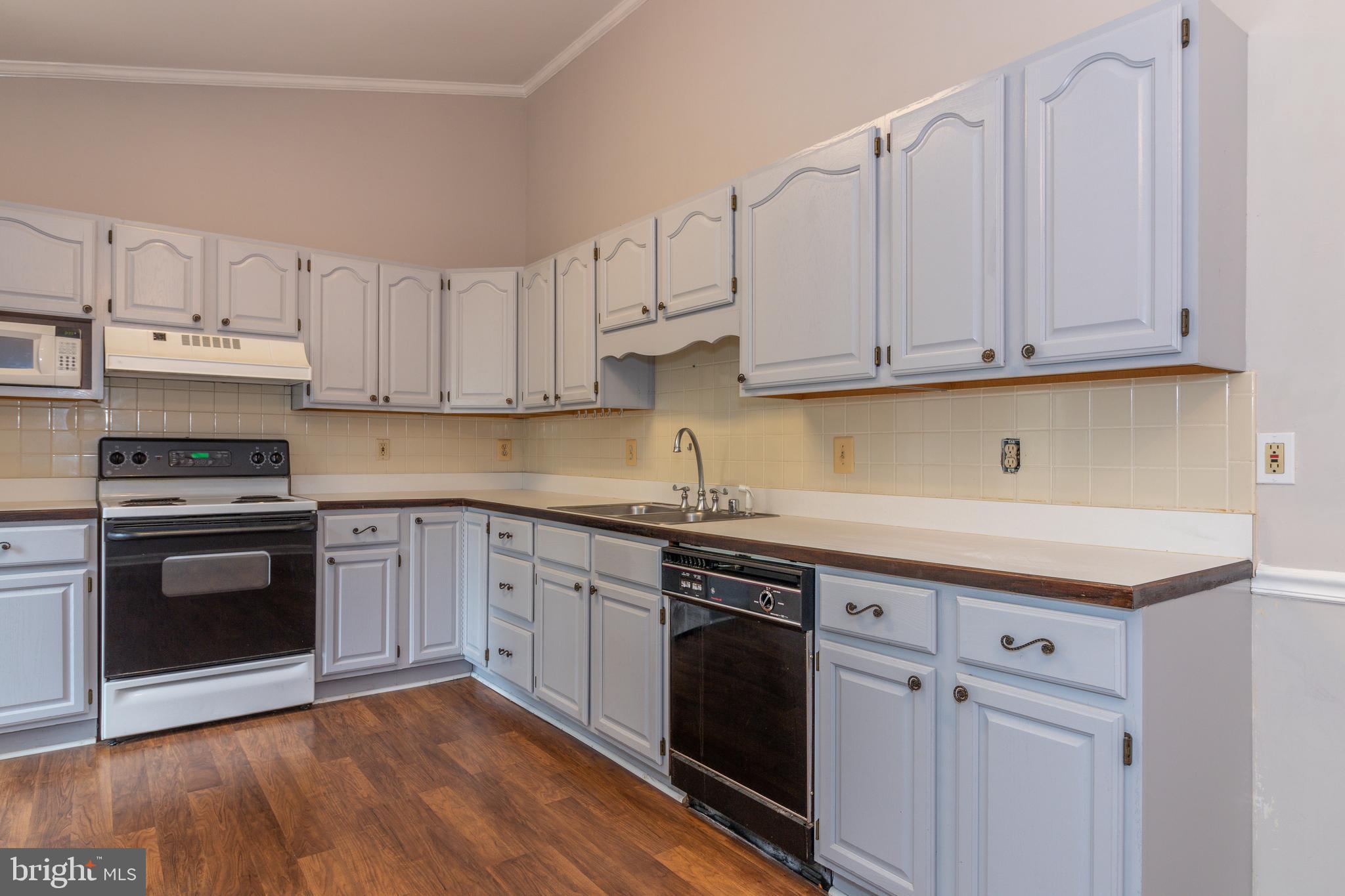 8932 Round Top Road Manassas, VA 20112 - Photo 14 of 39 Loads of Counter Space
