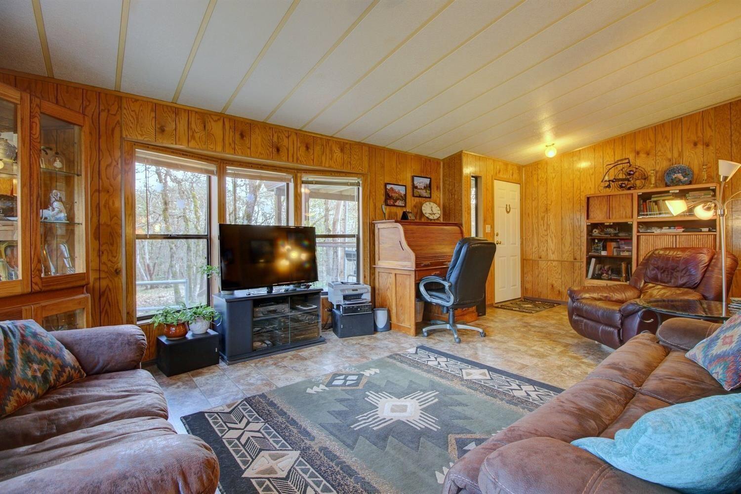 5723 Old Stage Road Central Point, OR 97502 - Photo 5 of 24 07