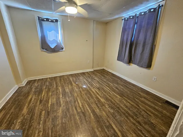 a view of a big room with closet and windows