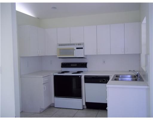 536 Bridgeton Road Weston, FL 33326 - Photo 4 of 10 Kitchen