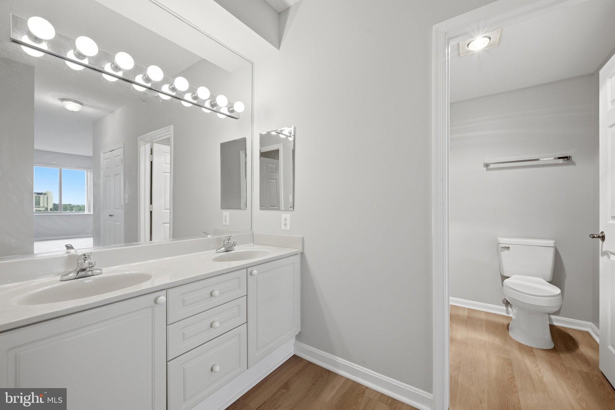 19375 Cypress Ridge Terrace, Unit 922 Leesburg, VA 20176 - Photo 29 of 89 Primary Bathroom
