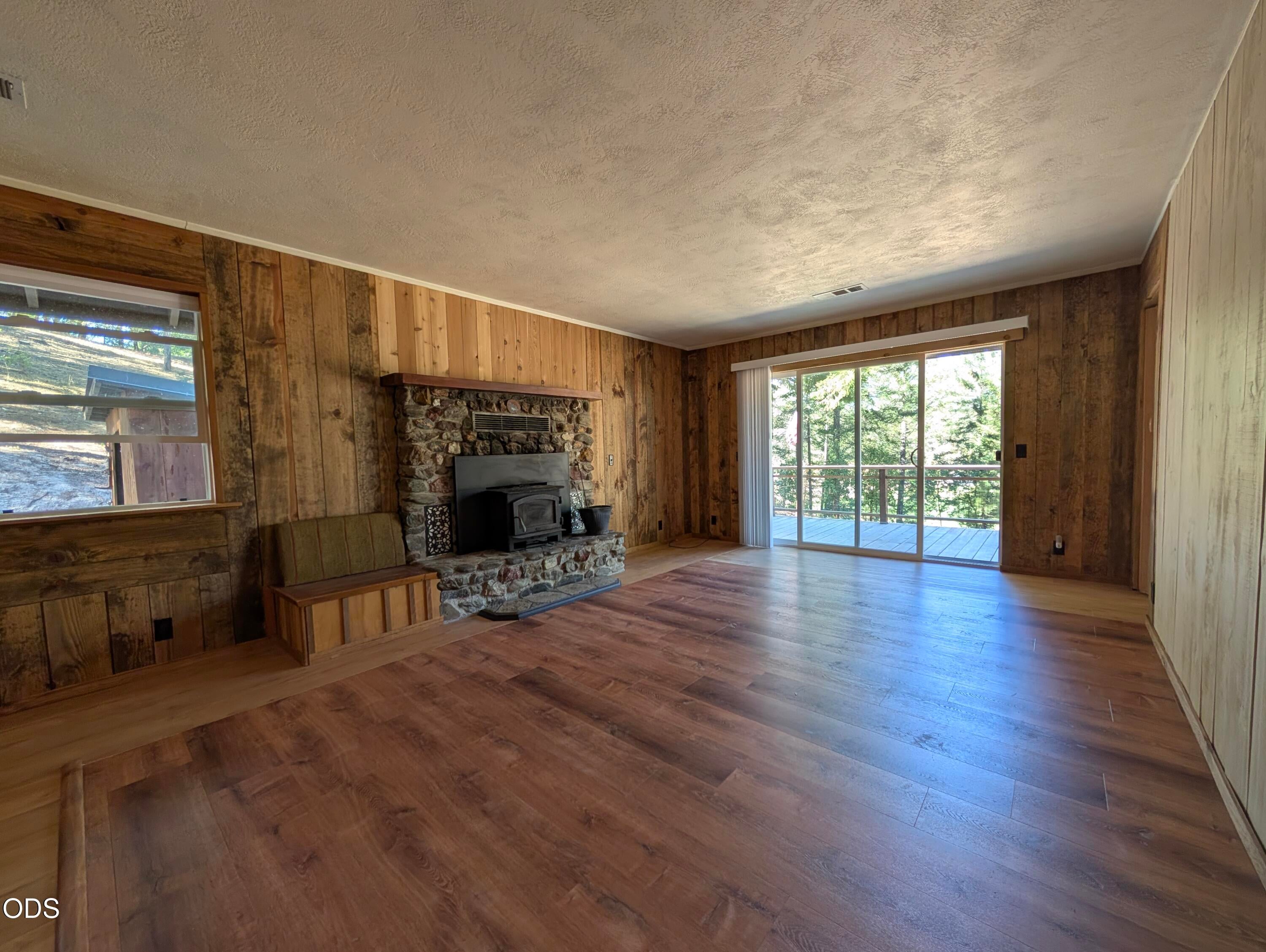 11851 Upper Applegate Road Jacksonville, OR 97530 - Photo 4 of 23 Gallery Image 4