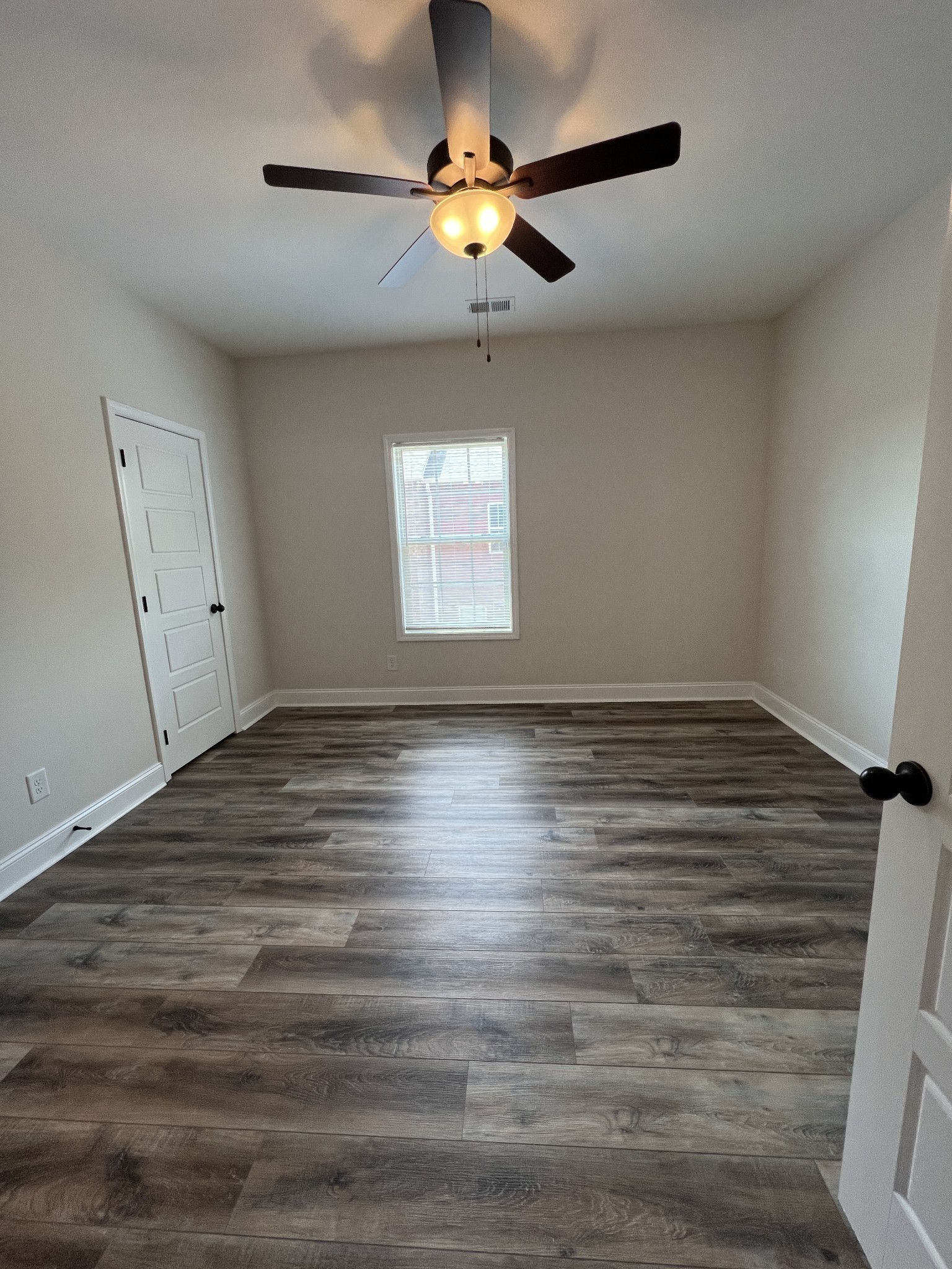 550 Peachers Mill Road, Unit B4 Clarksville, TN 37042 - Photo 16 of 34 a view of room window and wooden floor