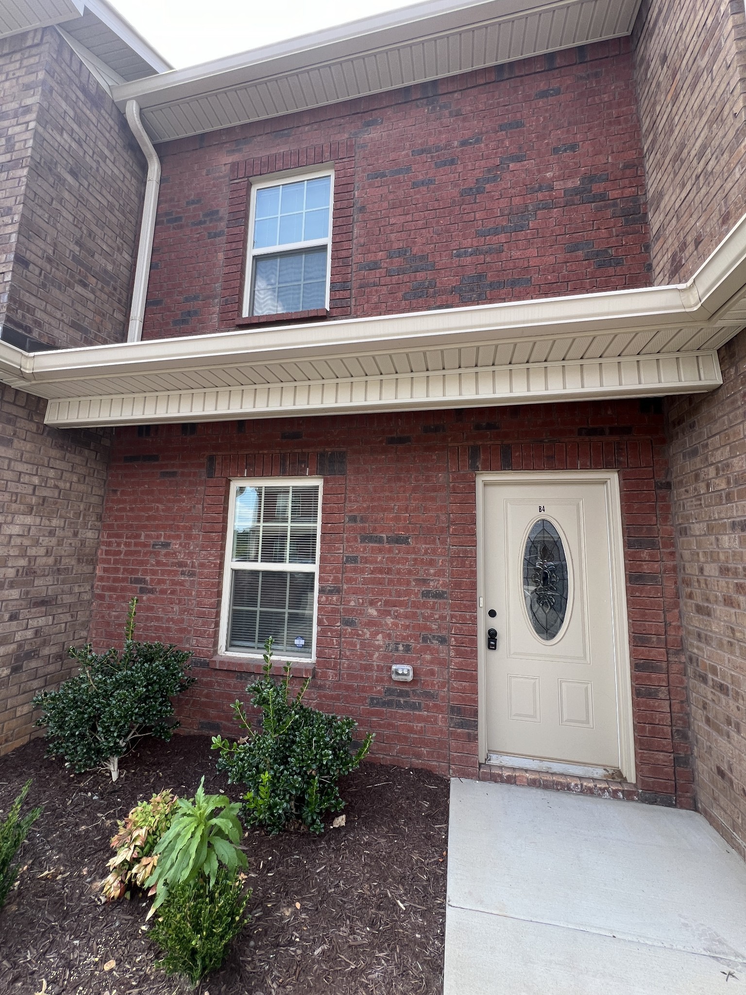 550 Peachers Mill Road, Unit B4 Clarksville, TN 37042 - Photo 2 of 34 a front view of a house with a garden