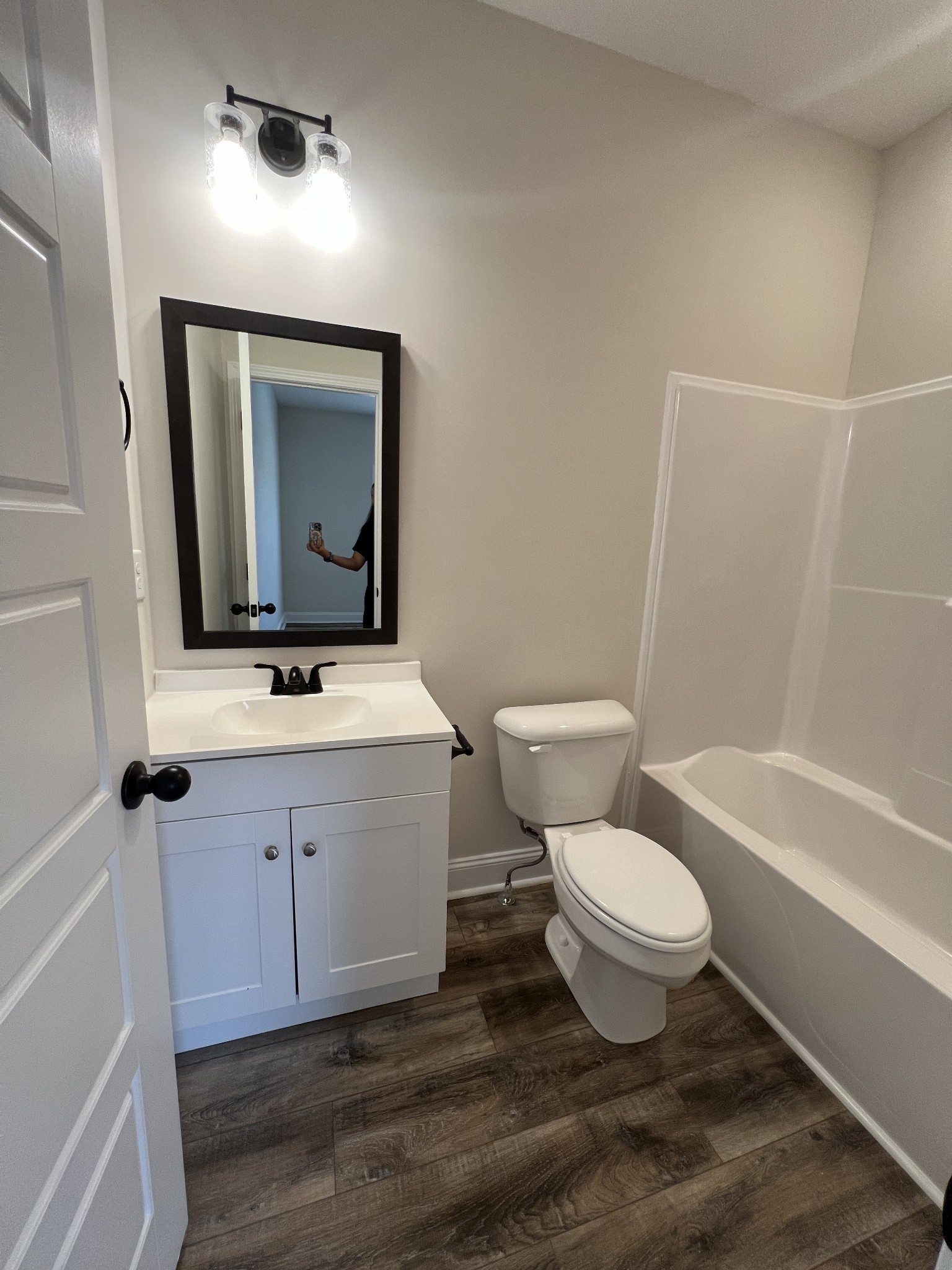 550 Peachers Mill Road, Unit B4 Clarksville, TN 37042 - Photo 27 of 34 a bathroom with a toilet a sink and bathtub