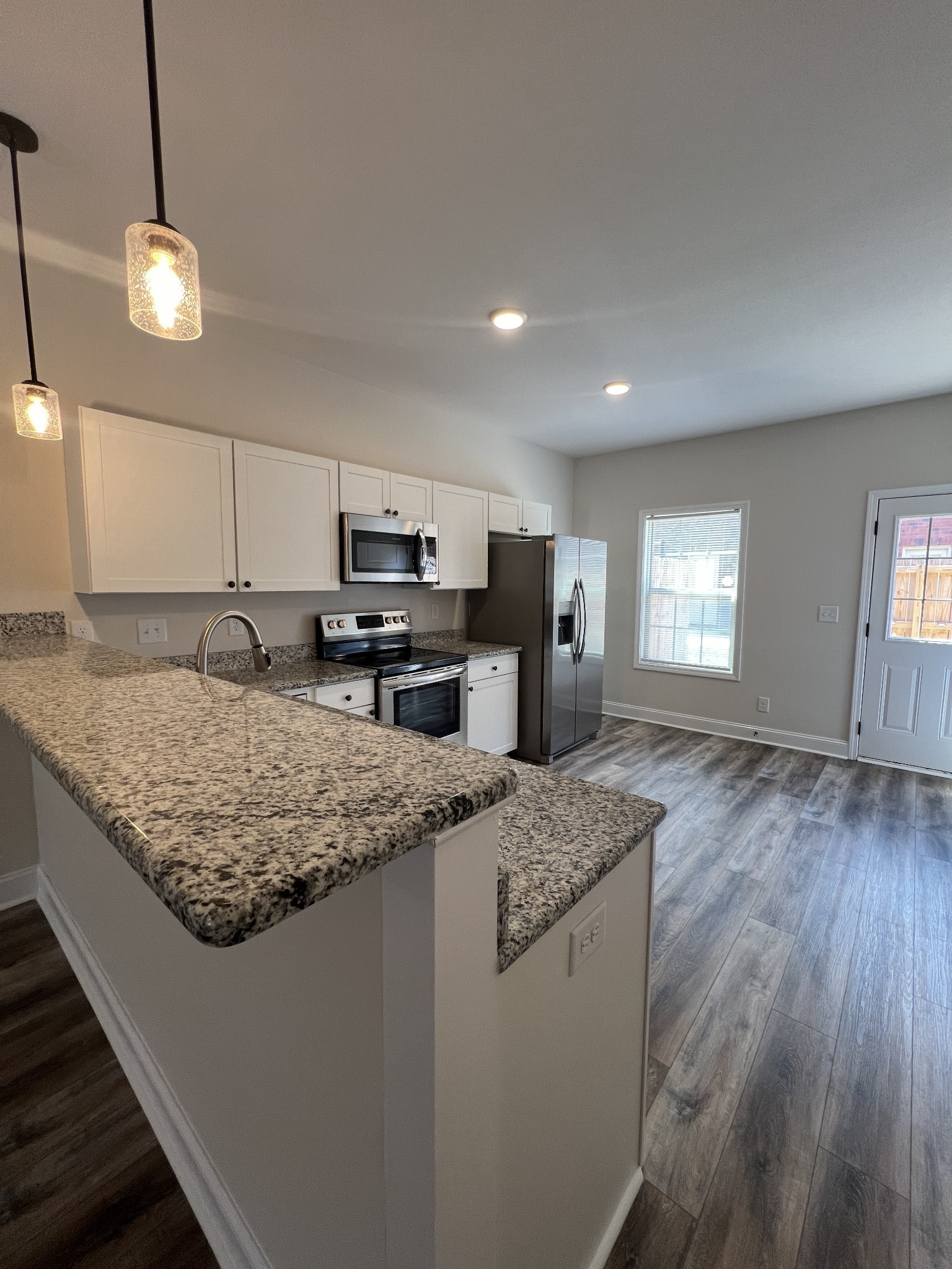 550 Peachers Mill Road, Unit B4 Clarksville, TN 37042 - Photo 6 of 34 a kitchen with stainless steel appliances granite countertop a sink stove and refrigerator