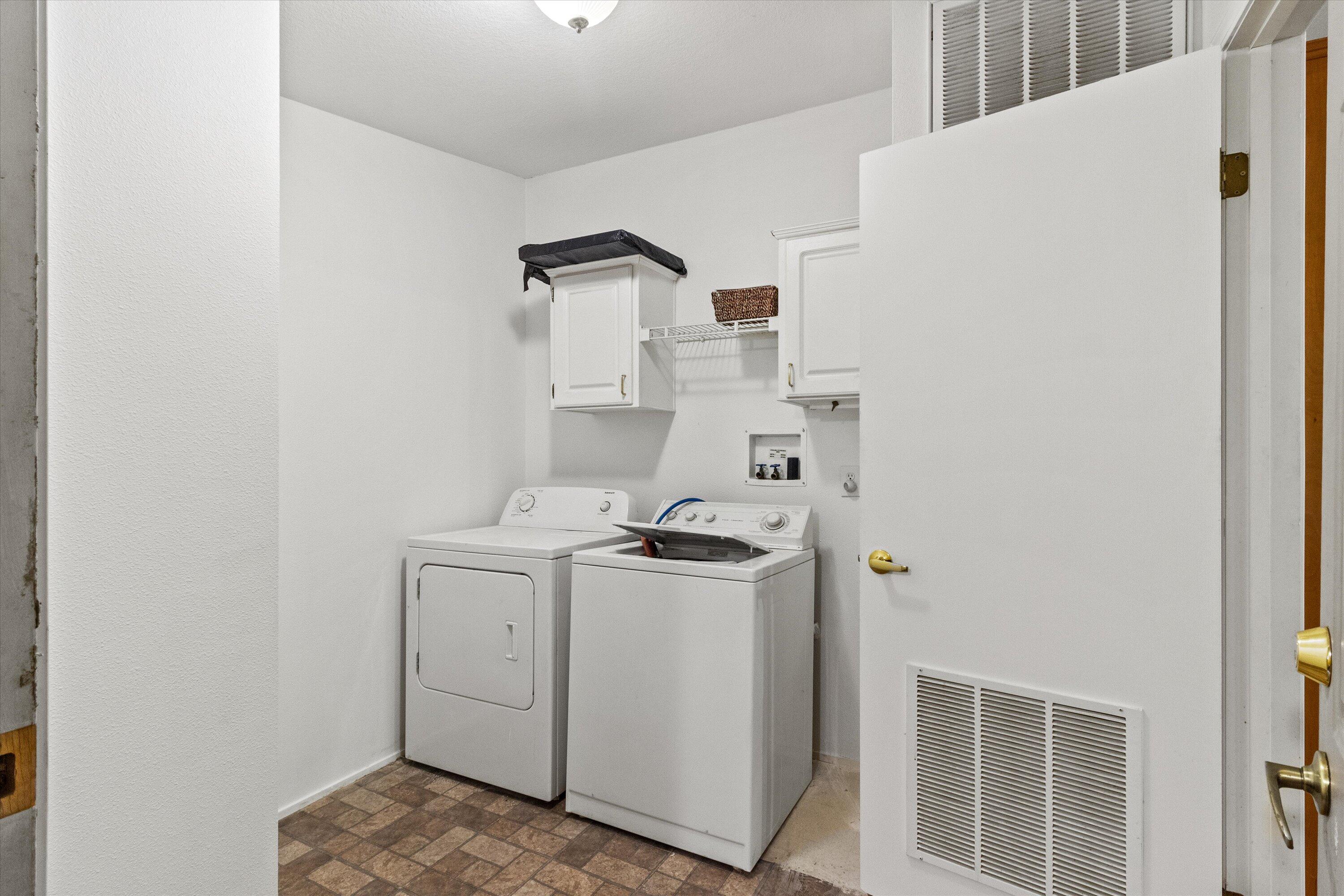 535 Round Prairie Road Wilderville, OR 97543 - Photo 19 of 31 Laundry room is off the kitchen