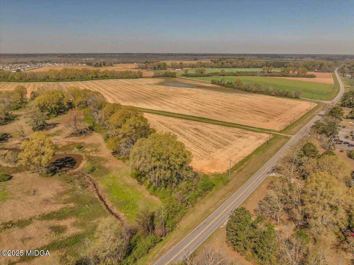 405 Arena Road Perry, GA 31069 - Photo 13 of 31 a view of a bathroom with a bathtub