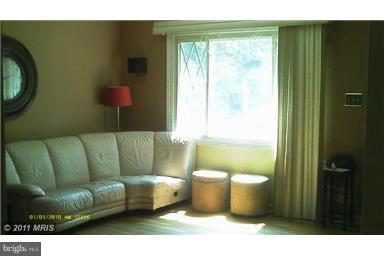 600 Markham Road Baltimore, MD 21229 - Photo 2 of 9 Living Room
