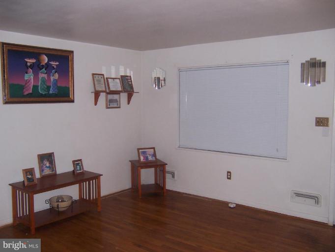 4775 Melbourne Road Baltimore, MD 21229 - Photo 4 of 8 a workspace with wooden floor