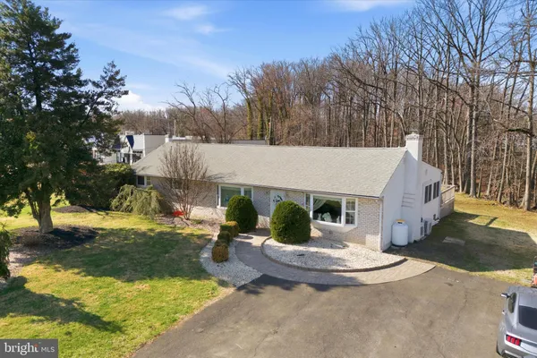 a view of a house with backyard and tree