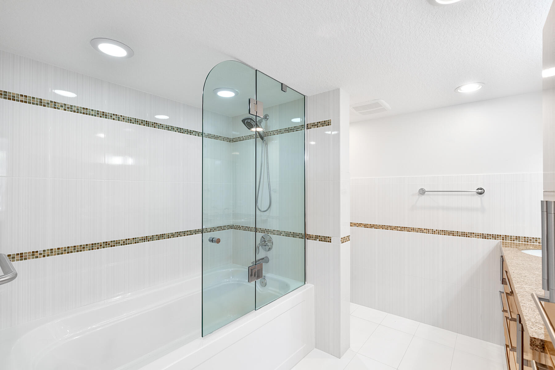 21 Mutiny Place Key Largo, FL 33037 - Photo 47 of 57 Seamless shower and tub for guests