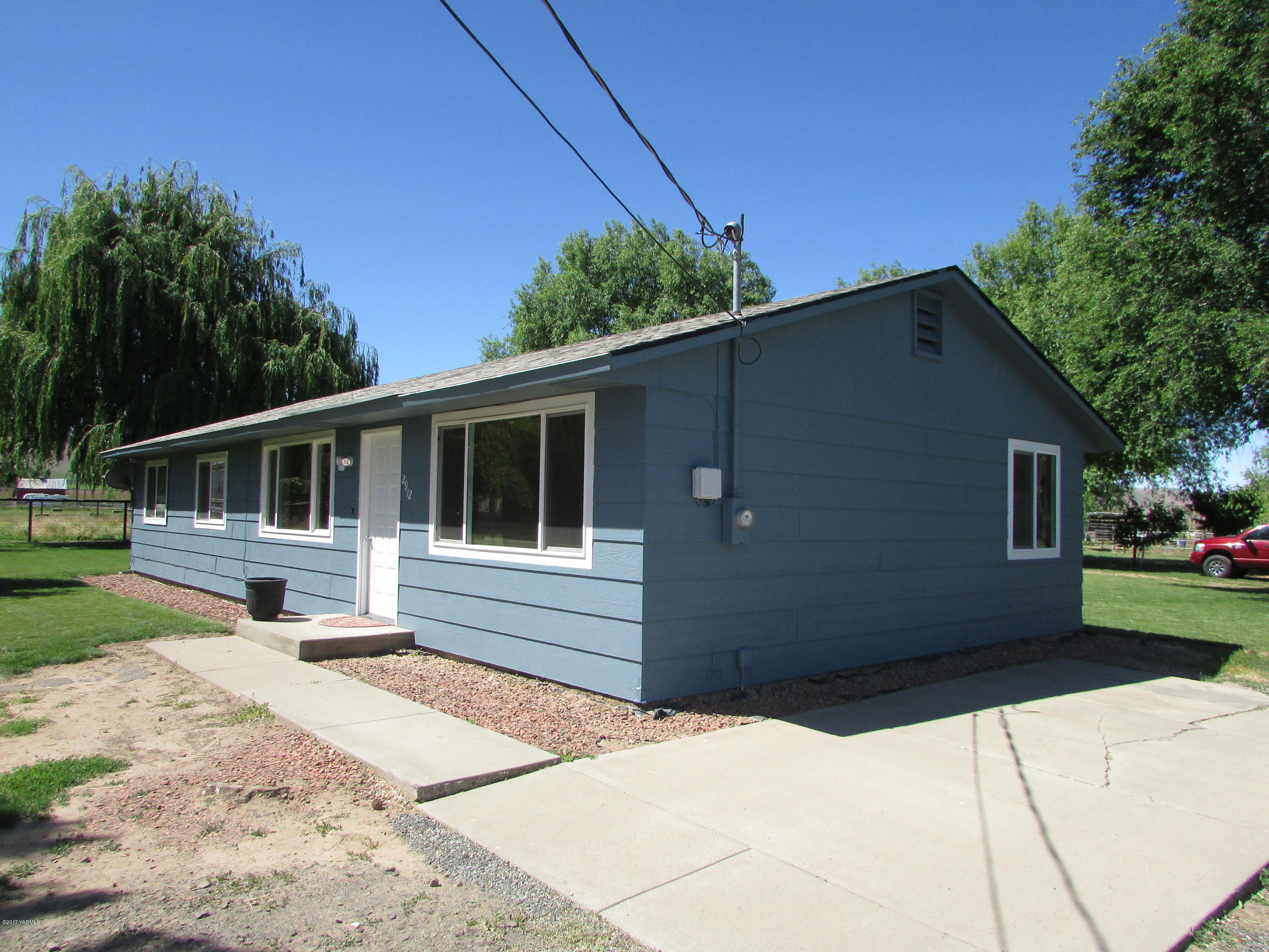 2912 Beaudry Road Moxee, WA 98936 - Photo 1 of 20 a house view with a garden space