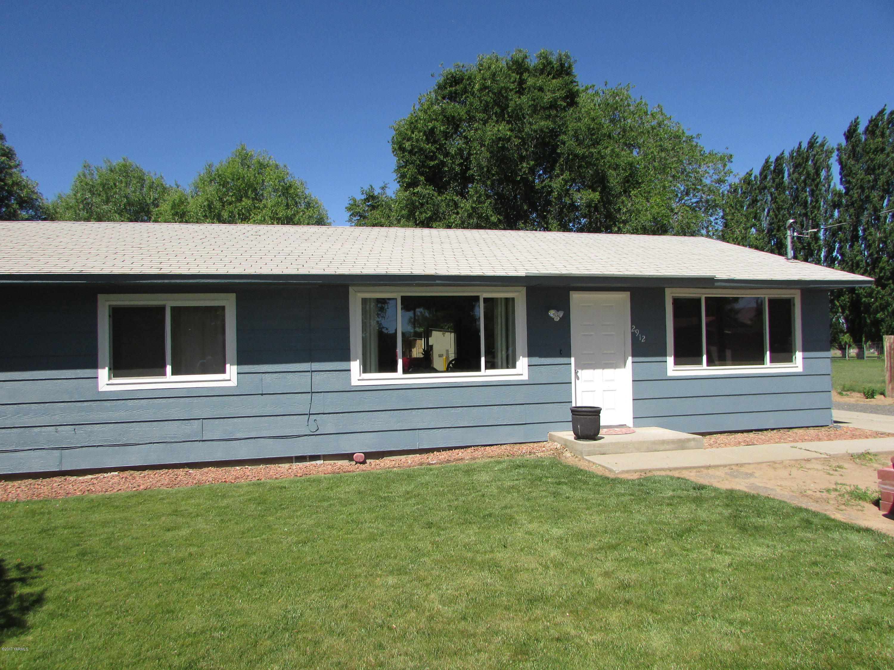 2912 Beaudry Road Moxee, WA 98936 - Photo 2 of 20 a view of house in front of a big yard