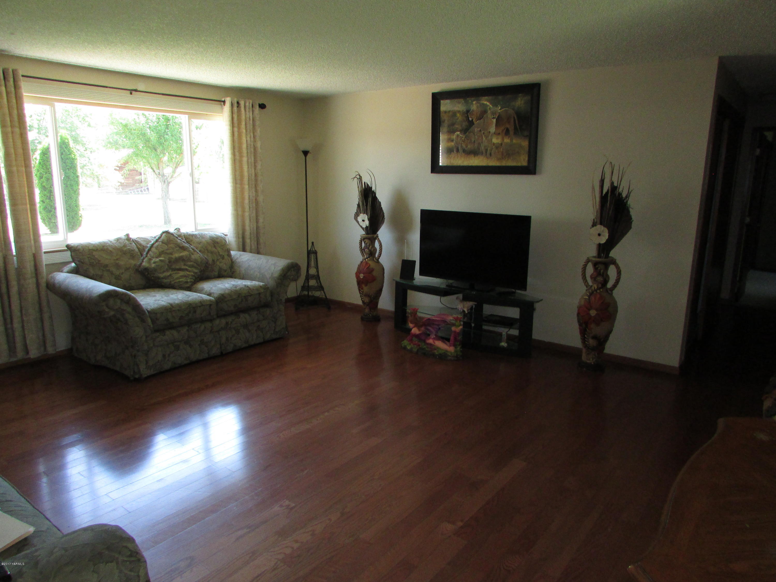 2912 Beaudry Road Moxee, WA 98936 - Photo 12 of 20 a living room with furniture and a flat screen tv