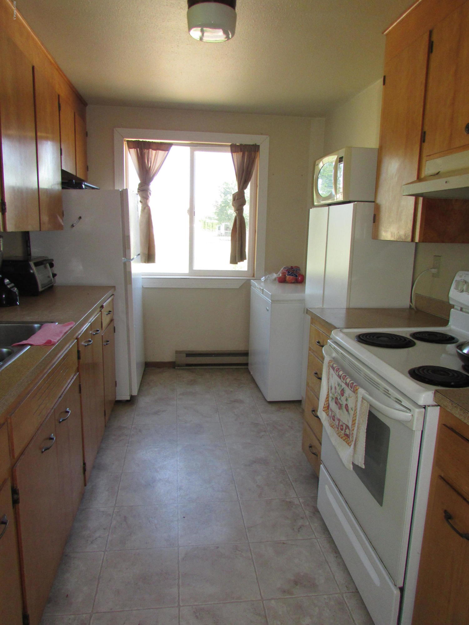 2912 Beaudry Road Moxee, WA 98936 - Photo 13 of 20 a kitchen with a stove a sink and a refrigerator