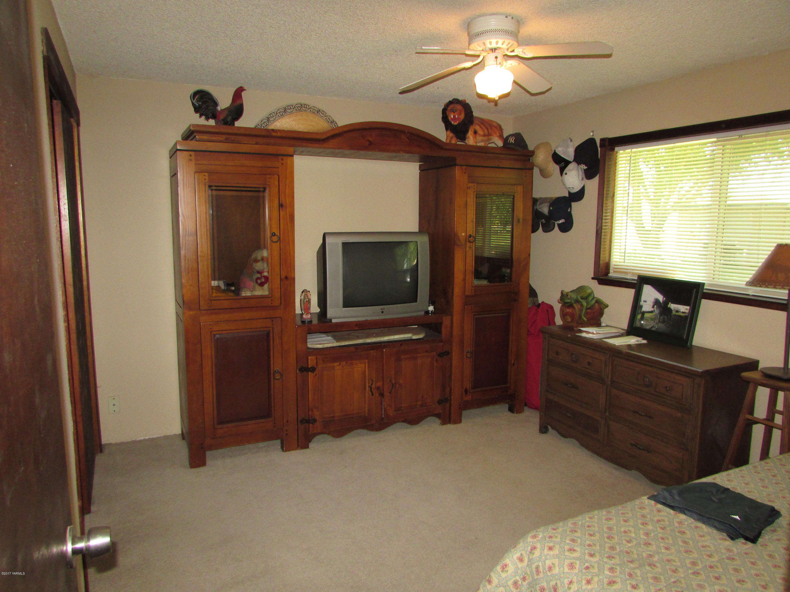 2912 Beaudry Road Moxee, WA 98936 - Photo 18 of 20 a living room with furniture and a flat screen tv
