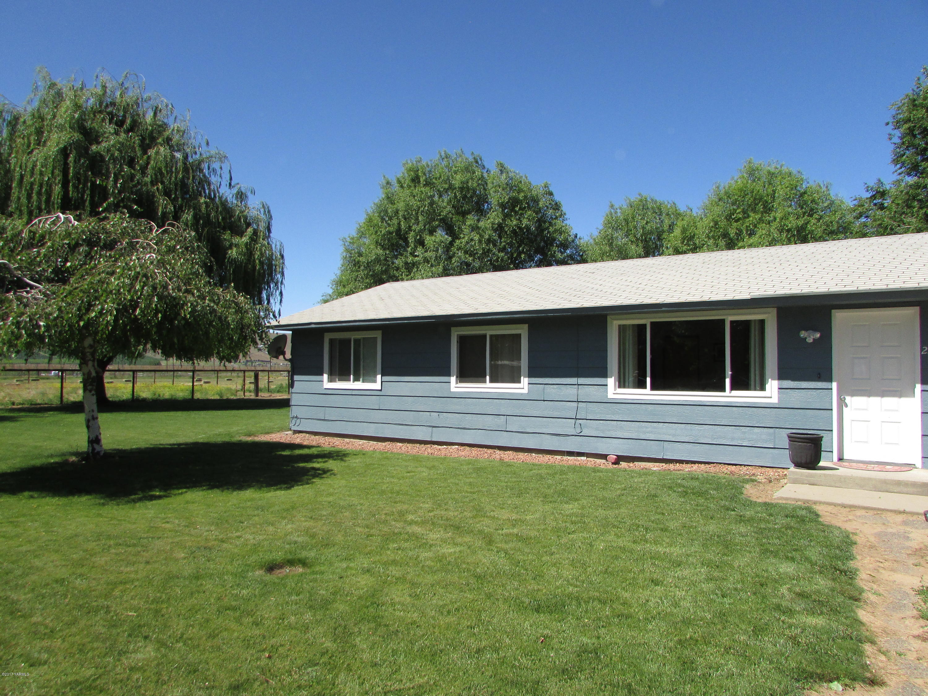 2912 Beaudry Road Moxee, WA 98936 - Photo 3 of 20 a front view of a house with a yard