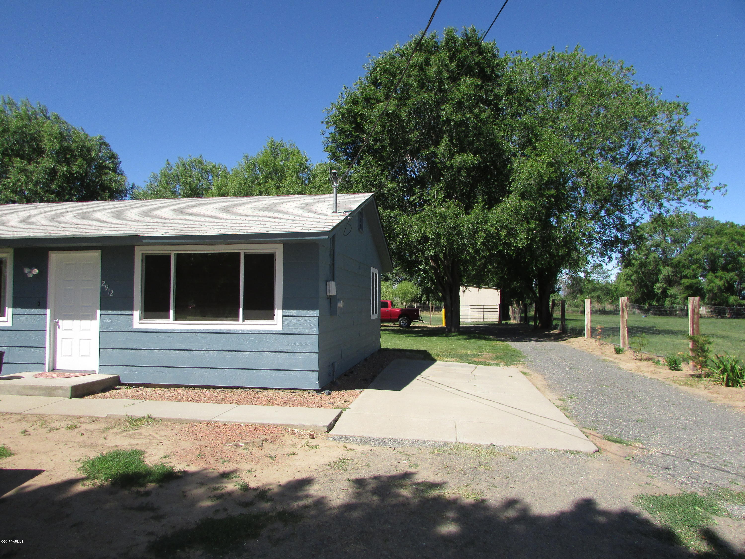 2912 Beaudry Road Moxee, WA 98936 - Photo 4 of 20 a front view of a house with a yard and garage