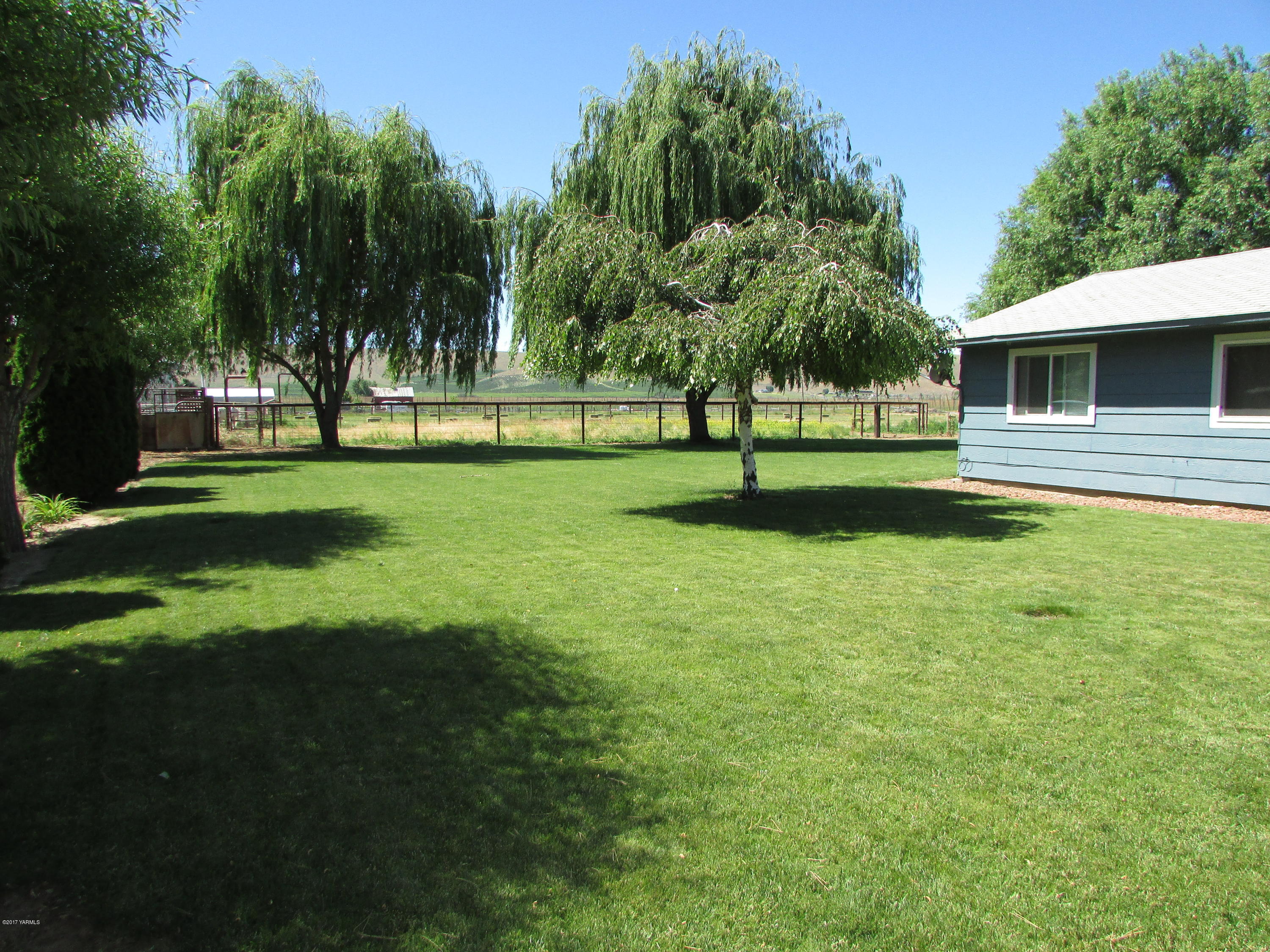 2912 Beaudry Road Moxee, WA 98936 - Photo 5 of 20 a view of a house with a yard