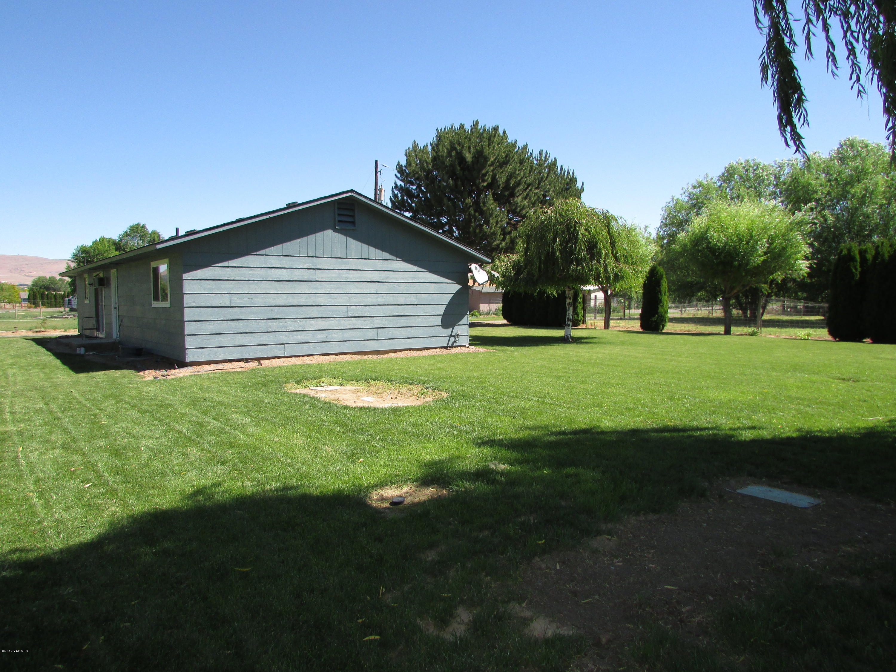 2912 Beaudry Road Moxee, WA 98936 - Photo 6 of 20 a house that is sitting in the grass