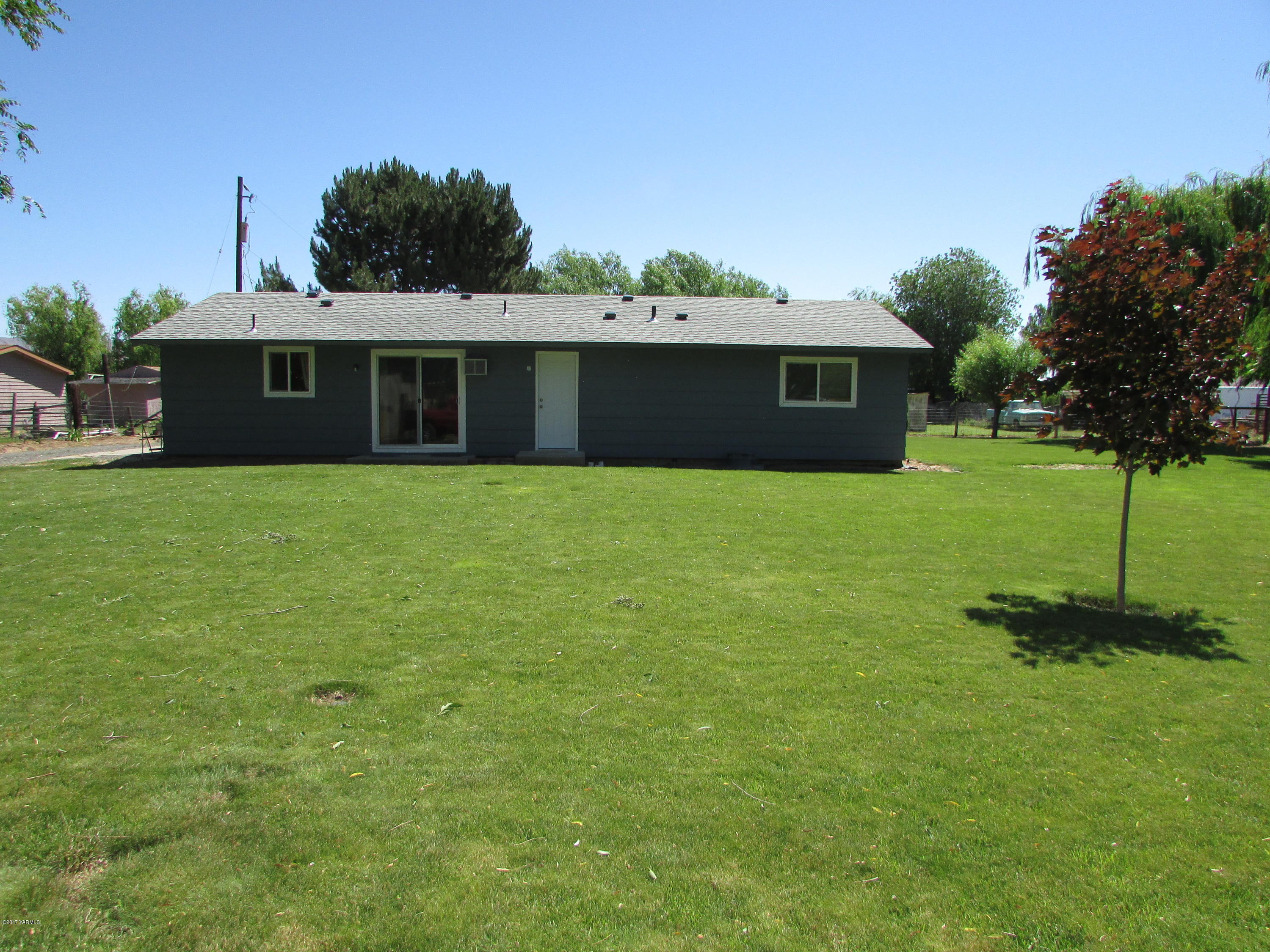 2912 Beaudry Road Moxee, WA 98936 - Photo 10 of 20 a front view of a house with a yard