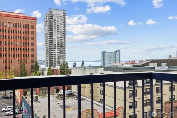 $486,000 | 2100 3rd Avenue, Unit 802, Seattle, WA 98121
