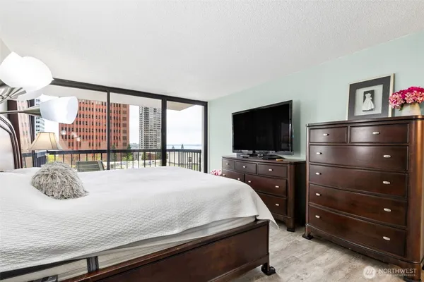 $486,000 | 2100 3rd Avenue, Unit 802, Seattle, WA 98121