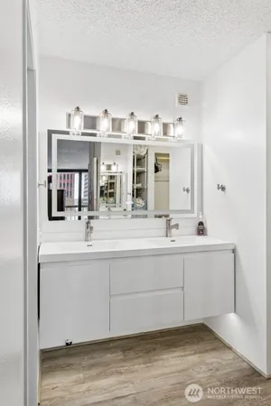 $486,000 | 2100 3rd Avenue, Unit 802, Seattle, WA 98121