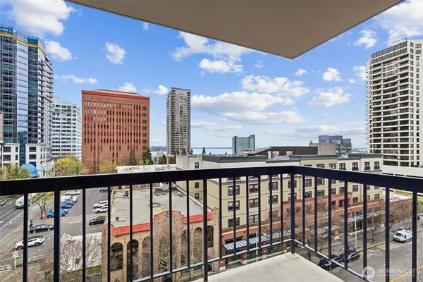 $486,000 | 2100 3rd Avenue, Unit 802, Seattle, WA 98121