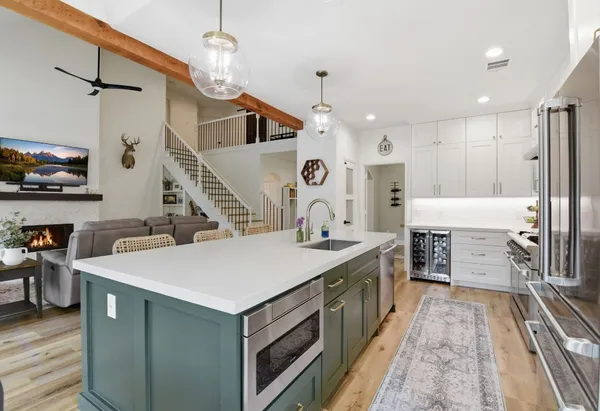 $862,000 | 68 East Sandalbranch Circle, The Woodlands, TX 77382