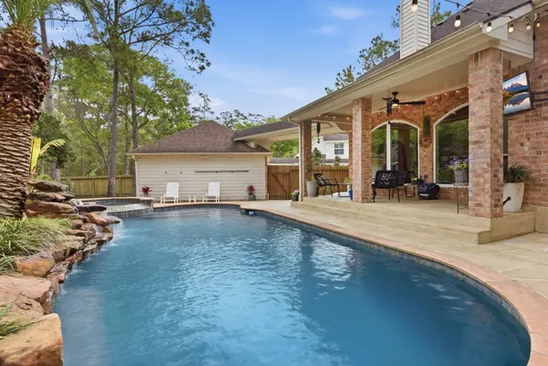 $862,000 | 68 East Sandalbranch Circle, The Woodlands, TX 77382