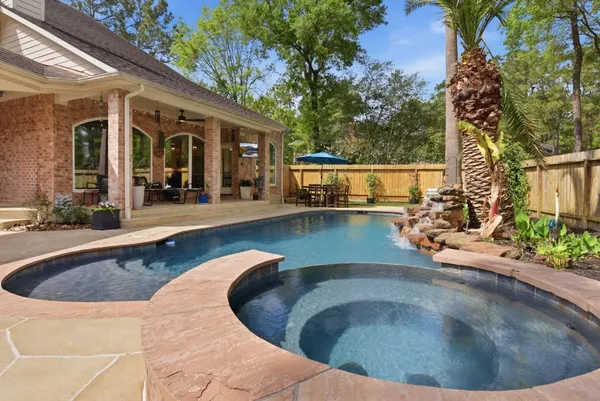 $862,000 | 68 East Sandalbranch Circle, The Woodlands, TX 77382