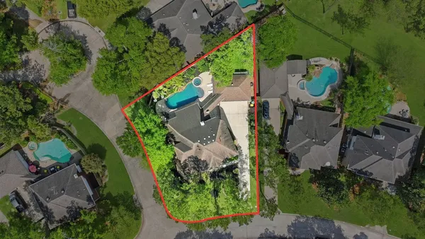 $862,000 | 68 East Sandalbranch Circle, The Woodlands, TX 77382