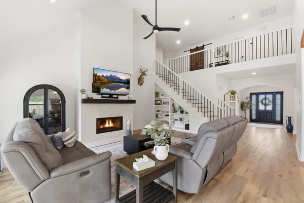 $862,000 | 68 East Sandalbranch Circle, The Woodlands, TX 77382