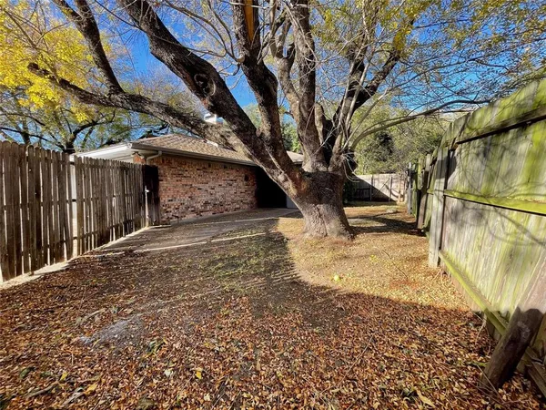 $1,975 | 120 Shadybrook Drive, DeSoto, TX 75115