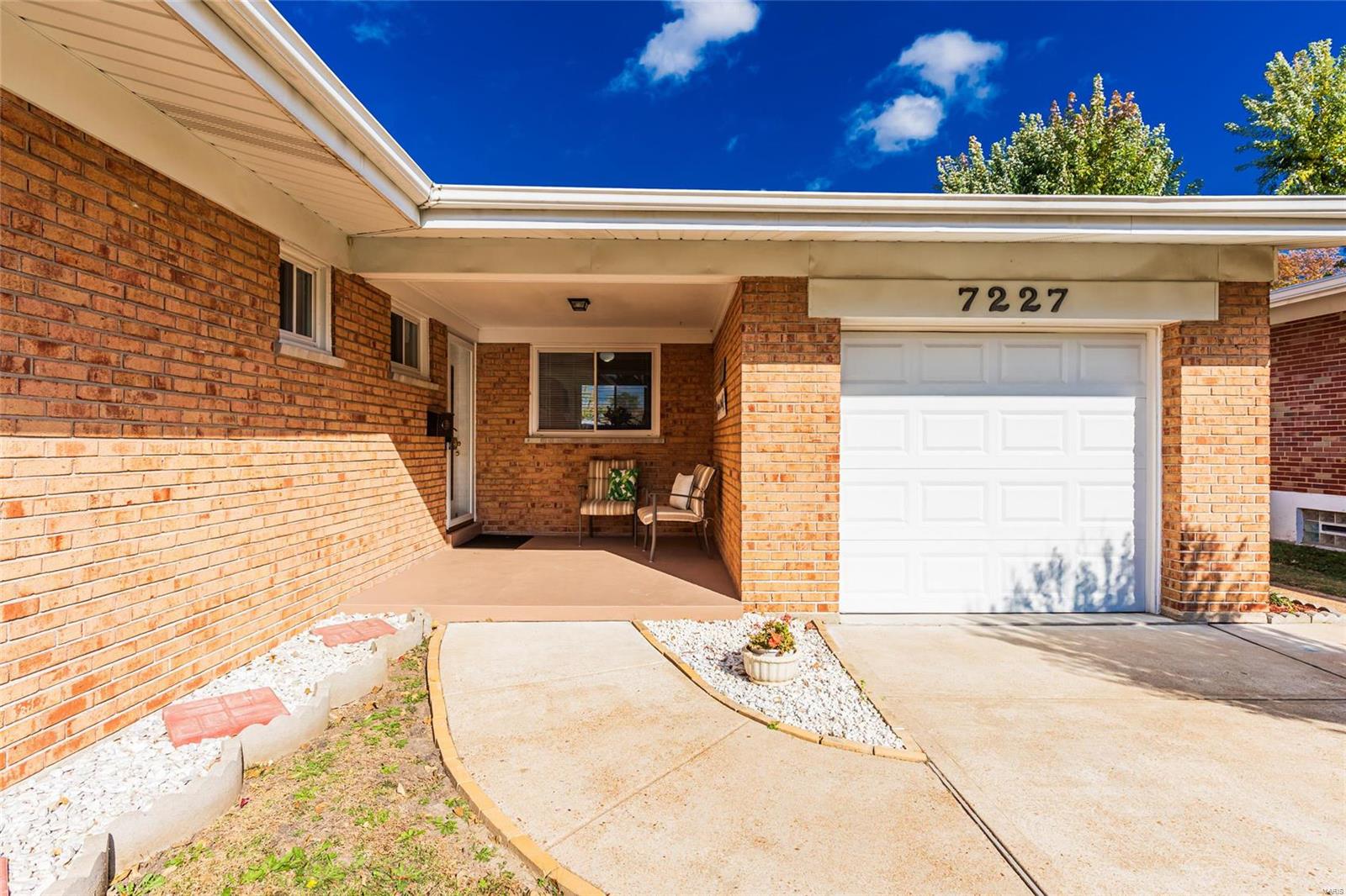 7227 Rockspring Drive St. Louis, MO 63123 - Photo 3 of 44 Gallery Image 3