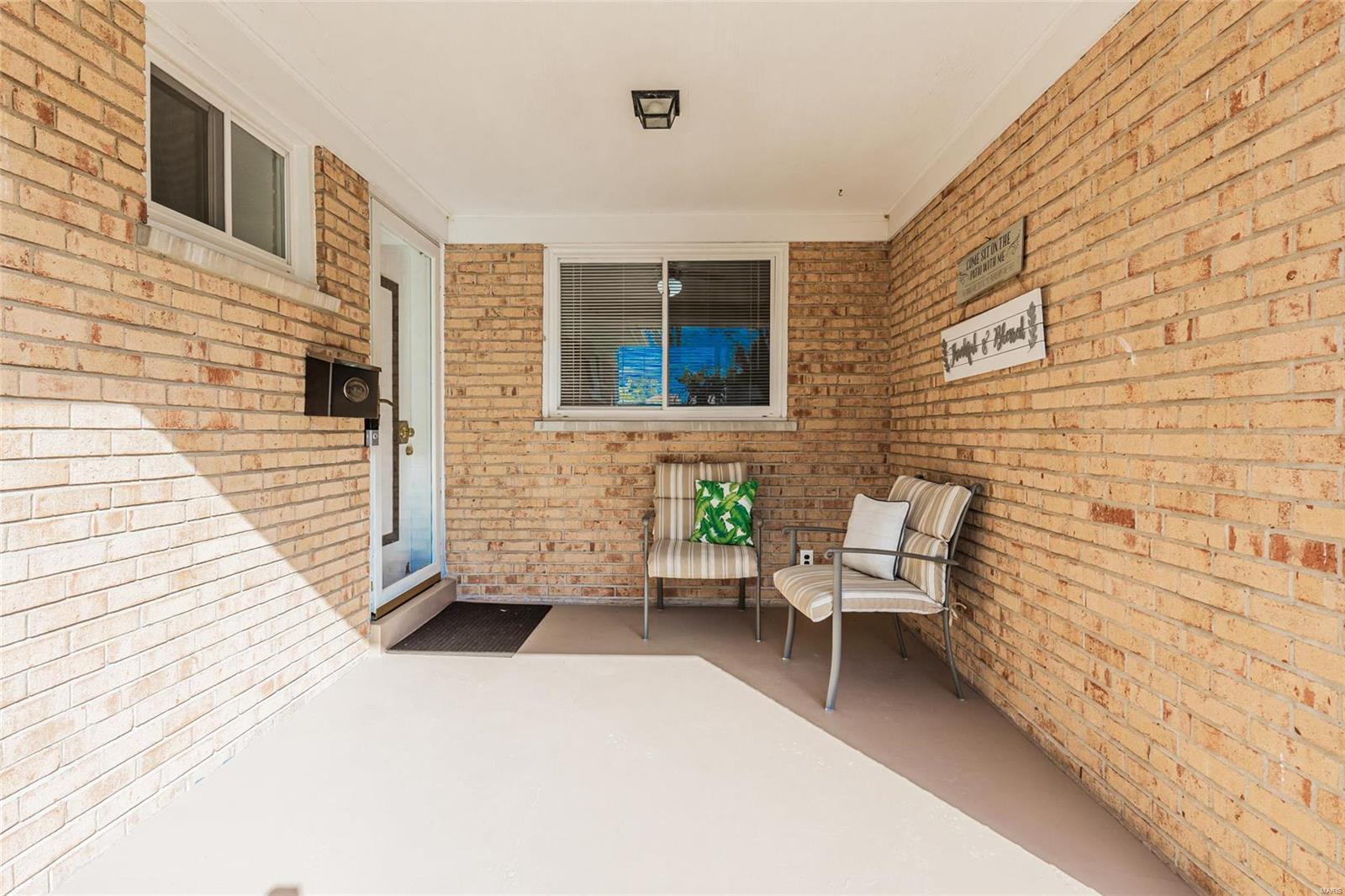 7227 Rockspring Drive St. Louis, MO 63123 - Photo 4 of 44 Gallery Image 4