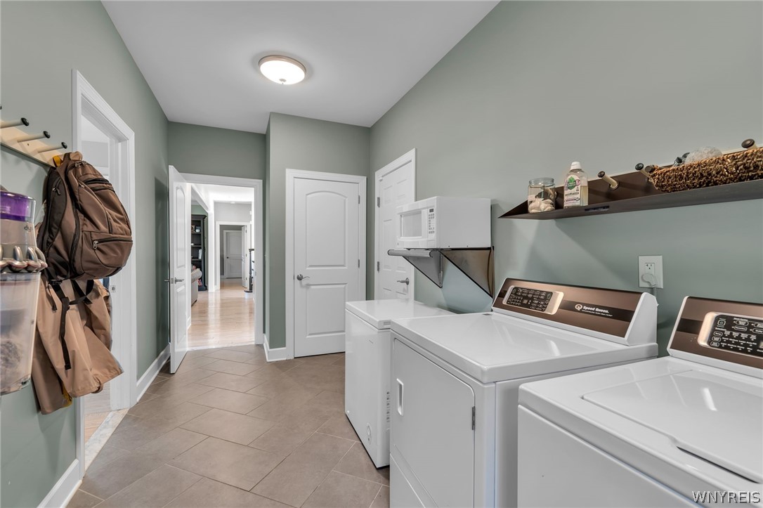 580 North Forest Road Amherst, NY 14221 - Photo 26 of 32 Mudroom/Laundry