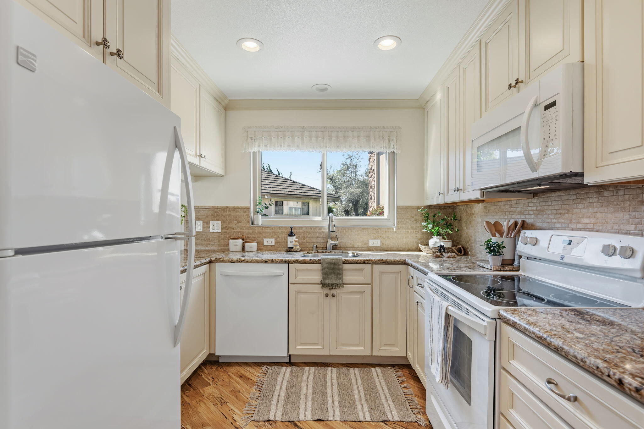 5930 Encina Road, Unit 3 Goleta, CA 93117 - Photo 11 of 32 11-Kitchen