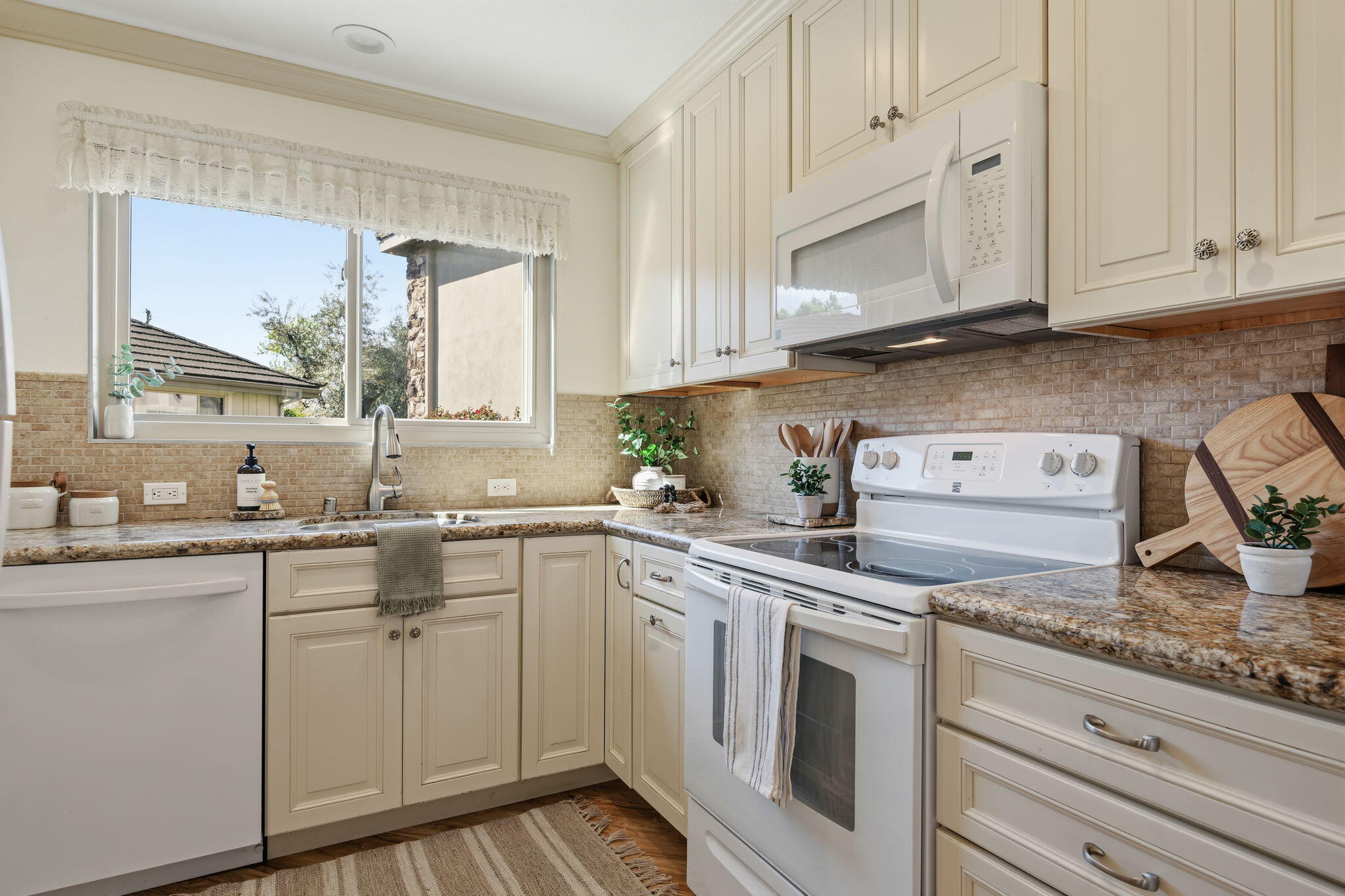 5930 Encina Road, Unit 3 Goleta, CA 93117 - Photo 12 of 32 12-Kitchen