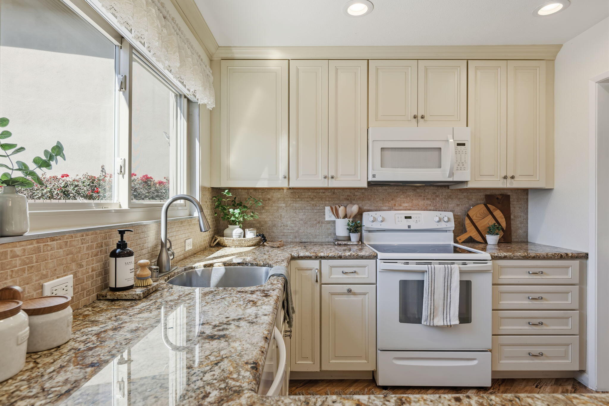 5930 Encina Road, Unit 3 Goleta, CA 93117 - Photo 13 of 32 13-Kitchen