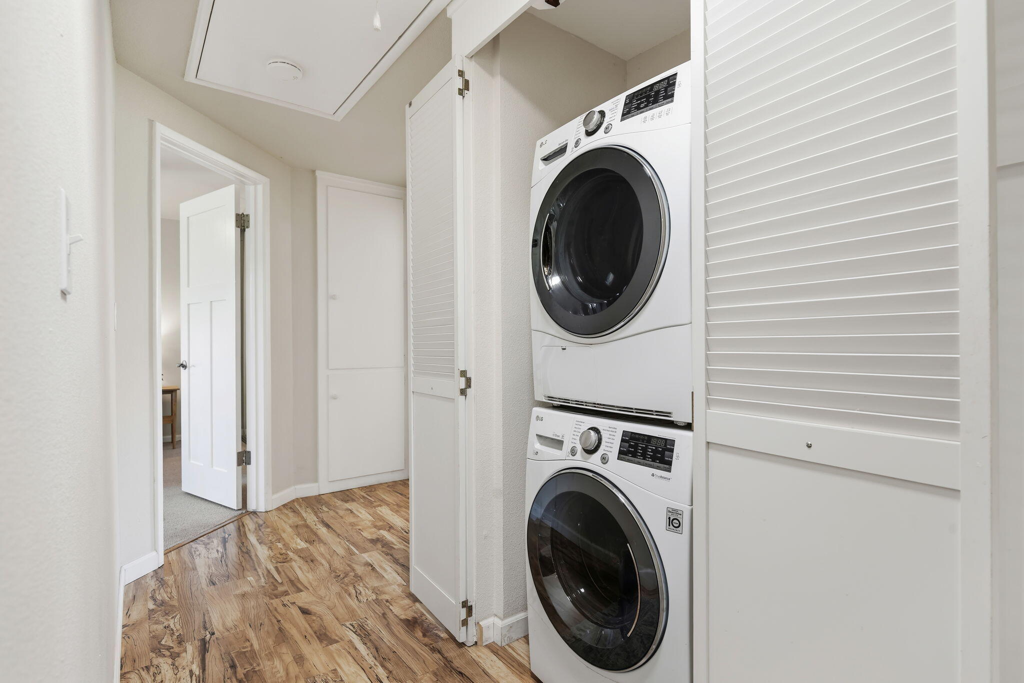 5930 Encina Road, Unit 3 Goleta, CA 93117 - Photo 22 of 32 24-Laundry