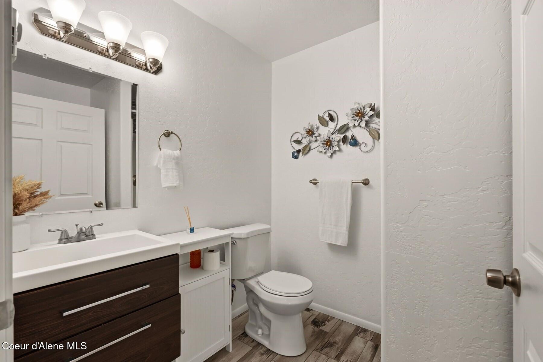 925 Lower Pack River Road Sandpoint, ID 83864 - Photo 34 of 48 Guest Bathroom